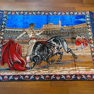 雄大なスペインの闘牛士タペストリーウォールアート - 豊かなベルベットの質感を持つ大胆な闘牛シーン - 闘牛士と闘牛場の装飾