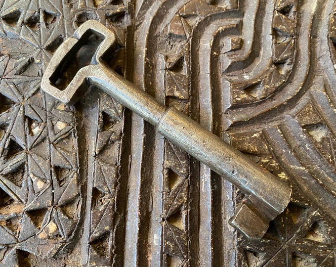 Rare 19th Century Ringed Stem Skeleton Key - 12cm Large Forged Iron Heart-Bow Key - Antique Manor House Gate Artifact - Victorian Decorative