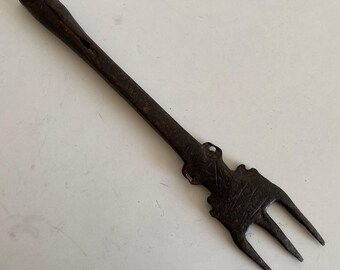 Antique Handmade Iron Spearhead – Rare Fishing & Hunting Tool – Primitive Tribal Collectible – Rustic Weapon Decor