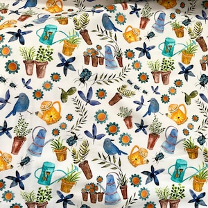 Op de afbeelding: Een witte achtergrond met een herhalend patroon van blauwe vogels, groene planten, bruine potten, gele gieters, blauwe vlinders en bruine kevers. Het patroon is een grillig en kleurrijk ontwerp.