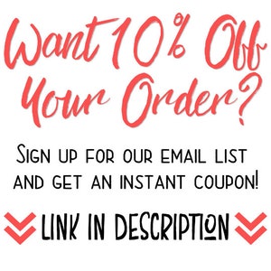 Pode incluir: Um sinal gr&aacute;fico com o texto vermelho Want 10% Off Your Order? seguido pelo texto preto SIGN UP FOR OUR EMAIL LIST AND GET AN INSTANT COUPON! e o texto preto LINK IN DESCRIPTION ladeado por duas setas duplas vermelhas para baixo.