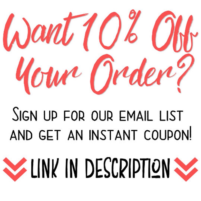 Pode incluir: Um sinal gr&aacute;fico com o texto vermelho Want 10% Off Your Order? seguido pelo texto preto SIGN UP FOR OUR EMAIL LIST AND GET AN INSTANT COUPON! e o texto preto LINK IN DESCRIPTION ladeado por duas setas duplas vermelhas para baixo.