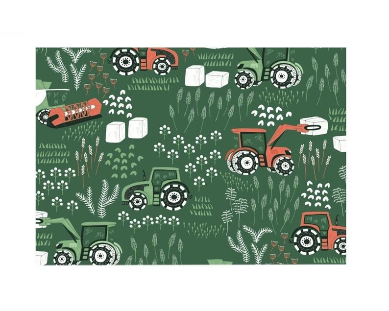 Op de afbeelding: Een naadloos patroon met rode en groene tractoren op een donkergroene achtergrond. De tractoren vervoeren hooibalen en rijden door een veld met groen gras en witte bloemen.