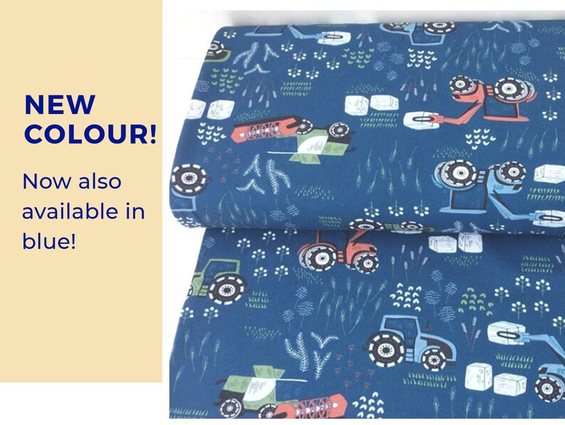 Op de afbeelding: Blauwe stof met een herhalend patroon van tractoren die hooibalen vervoeren. De tractoren zijn rood, blauw en groen. De achtergrond is donkerblauw met kleine witte bloemen en groen gras.