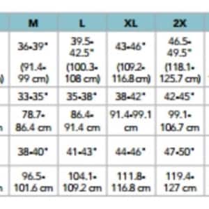 Op de afbeelding: Een maattabel met afmetingen voor kleding, inclusief volledige borst, taille en heup. Maten vari&euml;ren van XXS tot 6X, metingen in inches en centimeters.