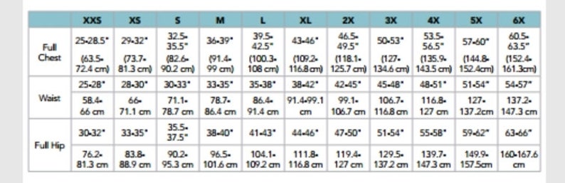 Op de afbeelding: Een maattabel met afmetingen voor kleding, inclusief volledige borst, taille en heup. Maten vari&euml;ren van XXS tot 6X, metingen in inches en centimeters.