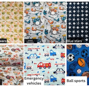 Op de afbeelding: Collectie van stofstalen met verschillende patronen. Inclusief tropische bloemen, muziekinstrumenten, blauwe sterren, pompoenwagens, hulpverleningsvoertuigen en balsporten. Elke staal heeft een uniek ontwerp met levendige kleuren en gedetailleerde illustraties.