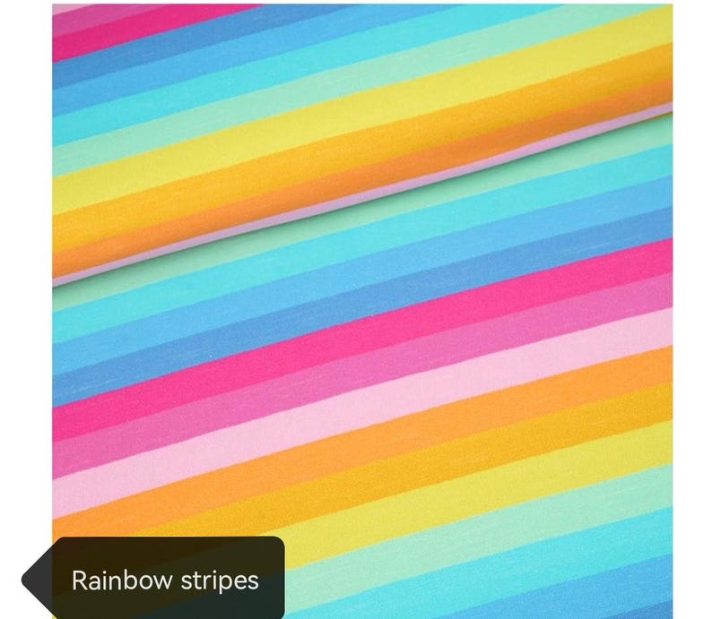 Op de afbeelding: Een levendig, kleurrijk patroon van regenboogstrepen. De afbeelding toont een diagonale rangschikking van strepen in verschillende kleuren, waaronder roze, blauw, geel en oranje. De tekst "Rainbow stripes" wordt in een zwart kader onderaan weergegeven.