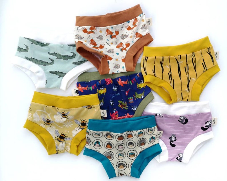 Pode incluir: Uma cole&ccedil;&atilde;o de sete pares de roupa interior para beb&eacute;s com v&aacute;rios padr&otilde;es, incluindo raposas, crocodilos, abelhas, avi&otilde;es, esquilos e rostos ilustrados. Cada par tem uma cintura de cor s&oacute;lida e punhos nas pernas a combinar.