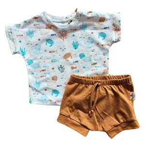 Conjunto de estar por casa infantil bajo el mar, conjunto de verano infantil marítimo, ropa de bebé unisex orgánica, conjunto de camiseta con temática oceánica y pantalones cortos color caramelo