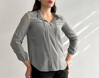 Vintage Y2K grijze zijden blouse met kanten inzetstukken, maat M
