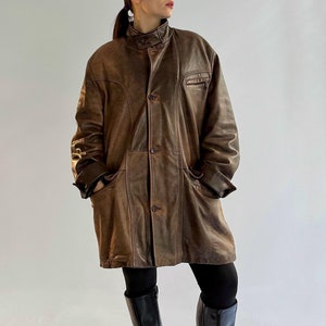 Veste en cuir marron effet vieilli vintage des années 90, coupe oversize, col montant, boutonné
