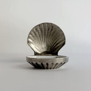 Vintage 1970s Silver Plated Shell Pill Box – Mid-Century Decorative Vanity Case