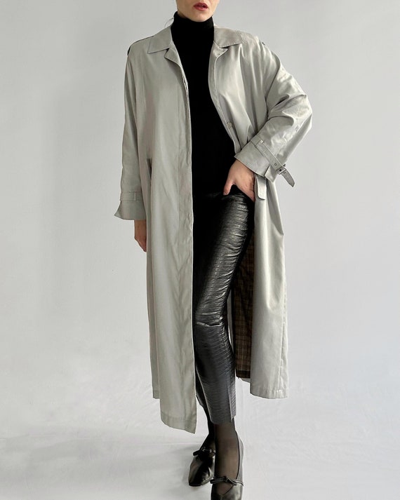 Vintage 70s Oversized Grey Trench Coat with Plaid Lining, Minimalist Full-Length Design