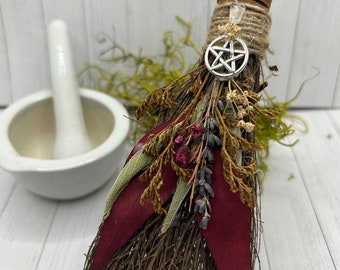 Escoba de bruja, escoba de bruja, escoba de altar, mini escoba de canela, decoración de brujas, decoración de altar, herramienta de altar, herramienta de bruja, escoba de protección de hierbas