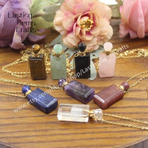 Op de afbeelding: Een set van negen edelsteen parfumfles kettingen. De flessen zijn gemaakt van verschillende stenen, waaronder amethist, tijgeroog, rozenkwarts en helder kwarts. Elke fles heeft een gouden ketting en een gouden dop. De tekst "www.etsy.com/hk-ea/shop/LastingGemsCrafts" is zichtbaar in de afbeelding.