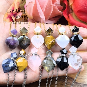 Peut inclure: Collier pendentif en pierres précieuses de différentes couleurs, dont le violet, le jaune, le blanc et le noir. Chaque pendentif est en forme de petite bouteille facettée avec un bouchon et une chaîne dorés. Le texte "Lasting Gems Crafts" est visible.