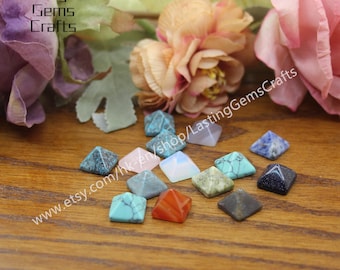 Peut inclure: Assortiment de 12 cabochons en pierres précieuses en forme de pyramide de différentes couleurs, notamment turquoise, bleu, vert, rouge et blanc. Les cabochons sont disposés sur une surface en bois. www.etsy.com/hk-en/shop/LastingGemsCrafts