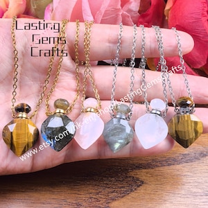 Pode incluir: Seis colares com pingentes de pedras preciosas com correntes douradas e prateadas. Os pingentes são de várias formas e cores, incluindo olho de tigre, labradorita e quartzo rosa. O texto "Lasting Gems Crafts" é visível.