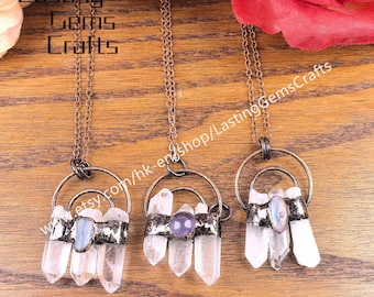 Puede incluir: Tres collares con colgantes de cristal de cuarzo transparente y una gema central. Cada collar tiene una cadena de color bronce y un soporte de colgante circular. El texto "Lasting Gems Crafts" es visible en la parte superior.