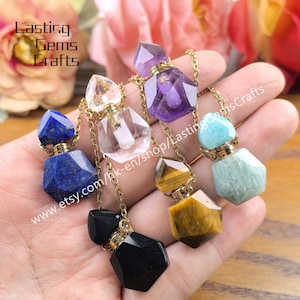 Puede incluir: Una colección de collares con colgantes de piedras preciosas en varios colores, incluyendo azul, morado, transparente, amarillo, negro y verde. Cada colgante tiene forma de botella facetada con una cadena dorada. El texto "Lasting Gems Crafts" está presente.