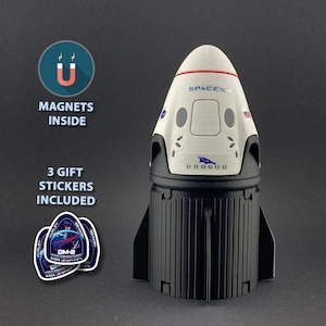 Capsule modèle SpaceX Crew Dragon avec accessoire de coffre - 7 pouces - 3 autocollants cadeaux