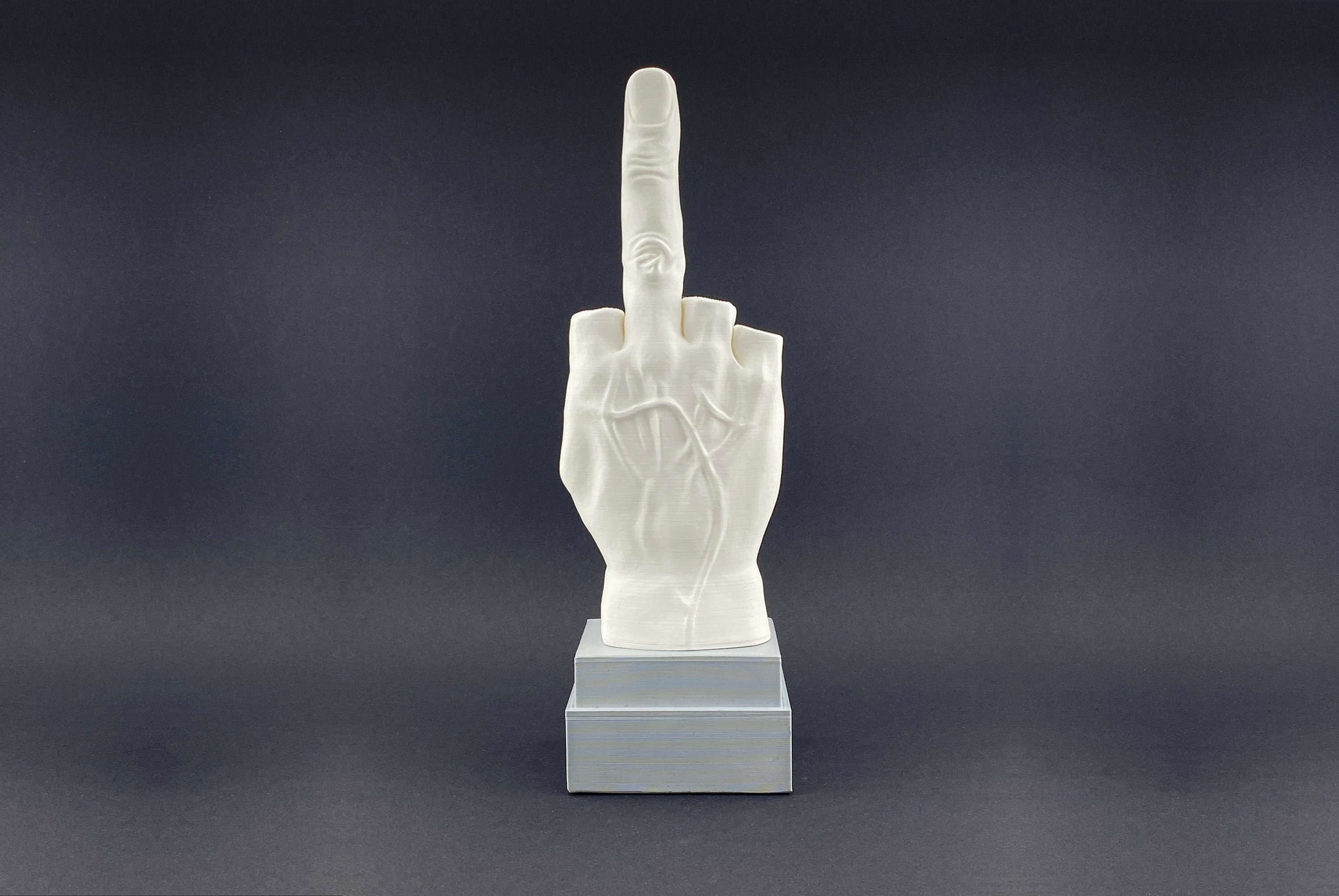 ミラノの中指像、L.O.V.E. マウリツィオ・カテラン作+ギフト - Etsy 日本