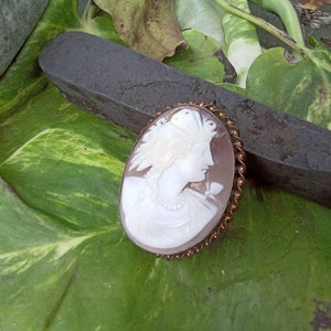 Greek or Roman Goddess Cameo Fine Carving Vintage Carved Shell Brooch Wonderful Condition image 7