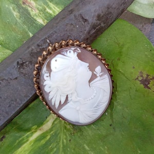 Greek or Roman Goddess Cameo Fine Carving Vintage Carved Shell Brooch Wonderful Condition image 4