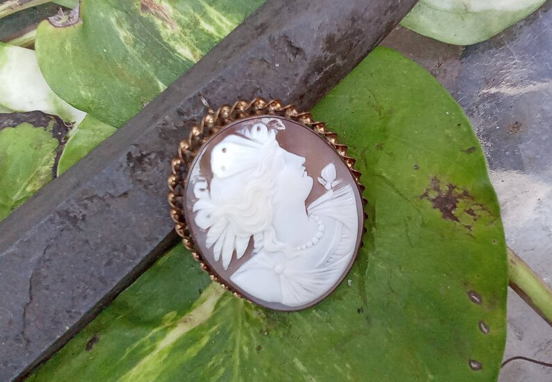 Greek or Roman Goddess Cameo Fine Carving Vintage Carved Shell Brooch Wonderful Condition image 4