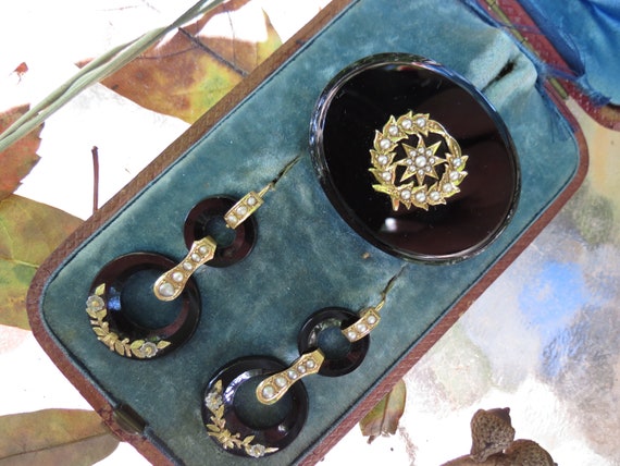 Victorian Gold, Onyx and Pearl Earrings and Brooc… - image 3