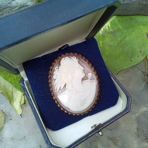 Greek or Roman Goddess Cameo Fine Carving Vintage Carved Shell Brooch Wonderful Condition image 2