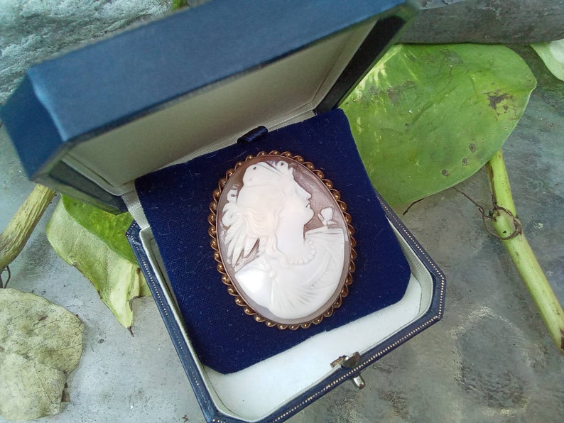 Greek or Roman Goddess Cameo Fine Carving Vintage Carved Shell Brooch Wonderful Condition image 2