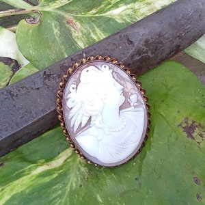 Greek or Roman Goddess Cameo Fine Carving Vintage Carved Shell Brooch Wonderful Condition image 5