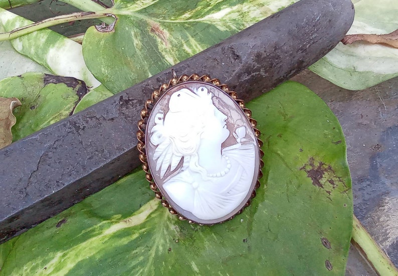 Greek or Roman Goddess Cameo Fine Carving Vintage Carved Shell Brooch Wonderful Condition image 5