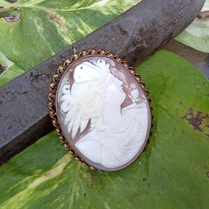 Greek or Roman Goddess Cameo Fine Carving Vintage Carved Shell Brooch Wonderful Condition image 3