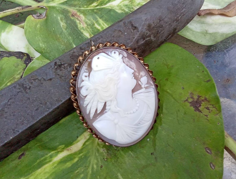 Greek or Roman Goddess Cameo Fine Carving Vintage Carved Shell Brooch Wonderful Condition image 3