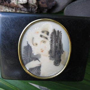 Victorian Portrait Snuff Box - Fine Quality Antique Horn Hinged Box - Beautiful - Great Condition