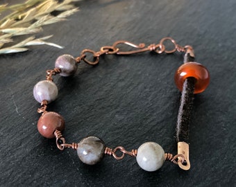 Petrified Wood and Carnelian bracelet in Copper and Suede leather.