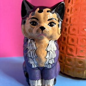 Estatueta de gato de cerâmica Purrince: Feita e pintada à mão com acabamento em ouro e platina.