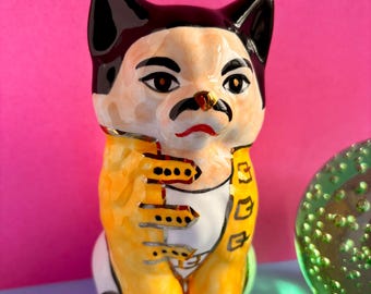 Keramisch beeldje Freddie Meowcury: handgemaakte kat met goudglans. OP BESTELLING GEMAAKT