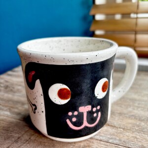 Caneca Cachorro Preto - Caneca Artesanal - Cerâmica Moldada à Mão. Desenho de um cachorro preto feliz pintado à mão.