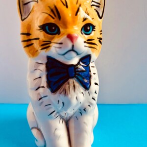 Gatinho de Gravata Borboleta - Laranja. Estatueta de gato de cerâmica colorida feita à mão. FEITO SOB ENCOMENDA.