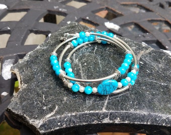 Turquoise dyed Howlite and Pearl beaded memory wire bracelet with sea turtle charms