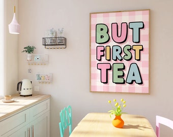 Peut inclure: Une œuvre d'art murale à carreaux vichy rose et blanc avec le texte "BUT FIRST TEA" en lettres majuscules colorées. Les lettres sont soulignées de noir et ont un effet 3D.