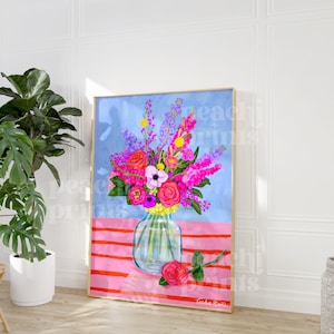 Pode incluir: Um buqu&ecirc; colorido de flores rosa, vermelhas, roxas e amarelas em um vaso de vidro transparente sobre um fundo listrado rosa e vermelho. O vaso est&aacute; sobre uma mesa com uma &uacute;nica rosa rosa deitada sobre a mesa. A assinatura da artista, "Tasha Evette", est&aacute; no canto inferior direito.