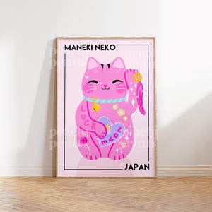 Puede incluir: Un Maneki Neko rosa, un gato japon&eacute;s de la suerte, con una pata levantada, sosteniendo un coraz&oacute;n con la palabra "love" en &eacute;l. El gato tiene un collar azul con una campana y est&aacute; rodeado de brillo y otros detalles lindos. El texto "MANEKI NEKO" y "JAPAN" est&aacute;n en la parte superior e inferior de la imagen.