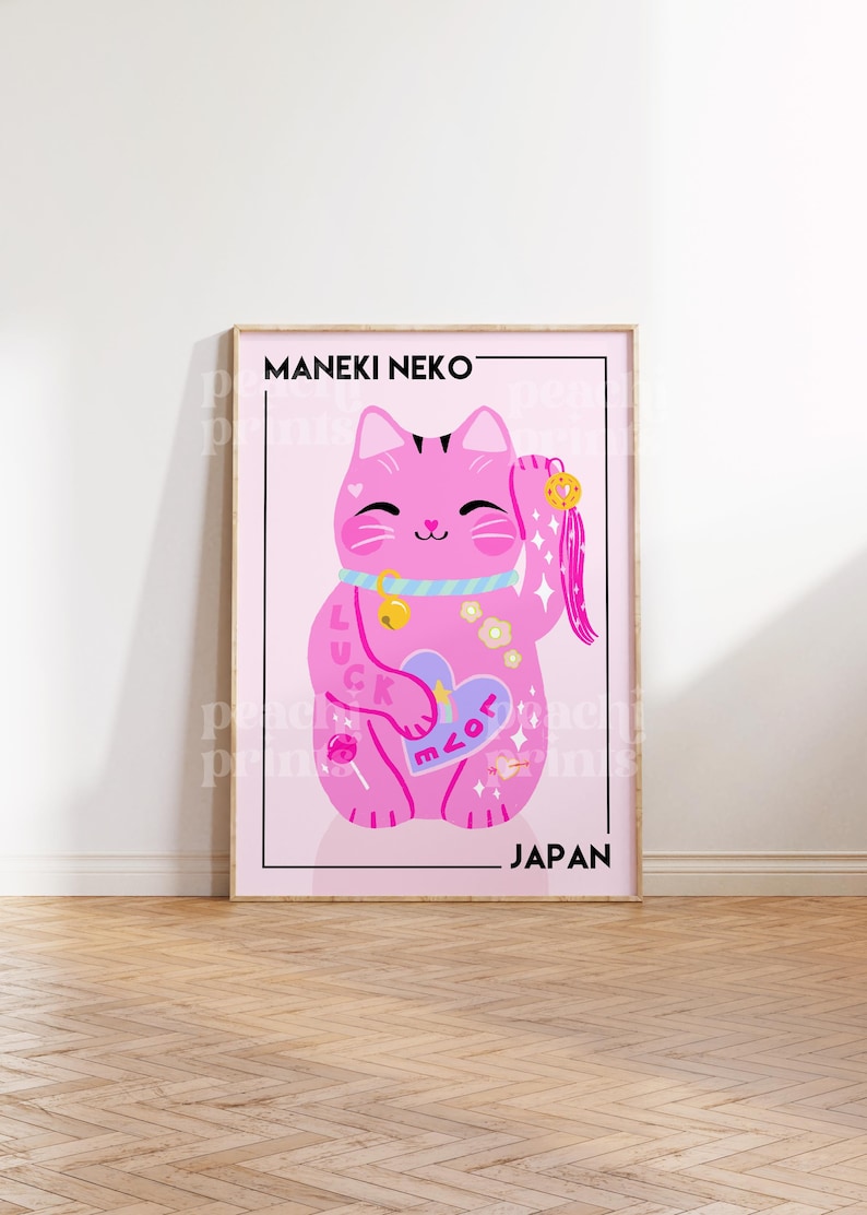 Puede incluir: Un Maneki Neko rosa, un gato japon&eacute;s de la suerte, con una pata levantada, sosteniendo un coraz&oacute;n con la palabra "love" en &eacute;l. El gato tiene un collar azul con una campana y est&aacute; rodeado de brillo y otros detalles lindos. El texto "MANEKI NEKO" y "JAPAN" est&aacute;n en la parte superior e inferior de la imagen.