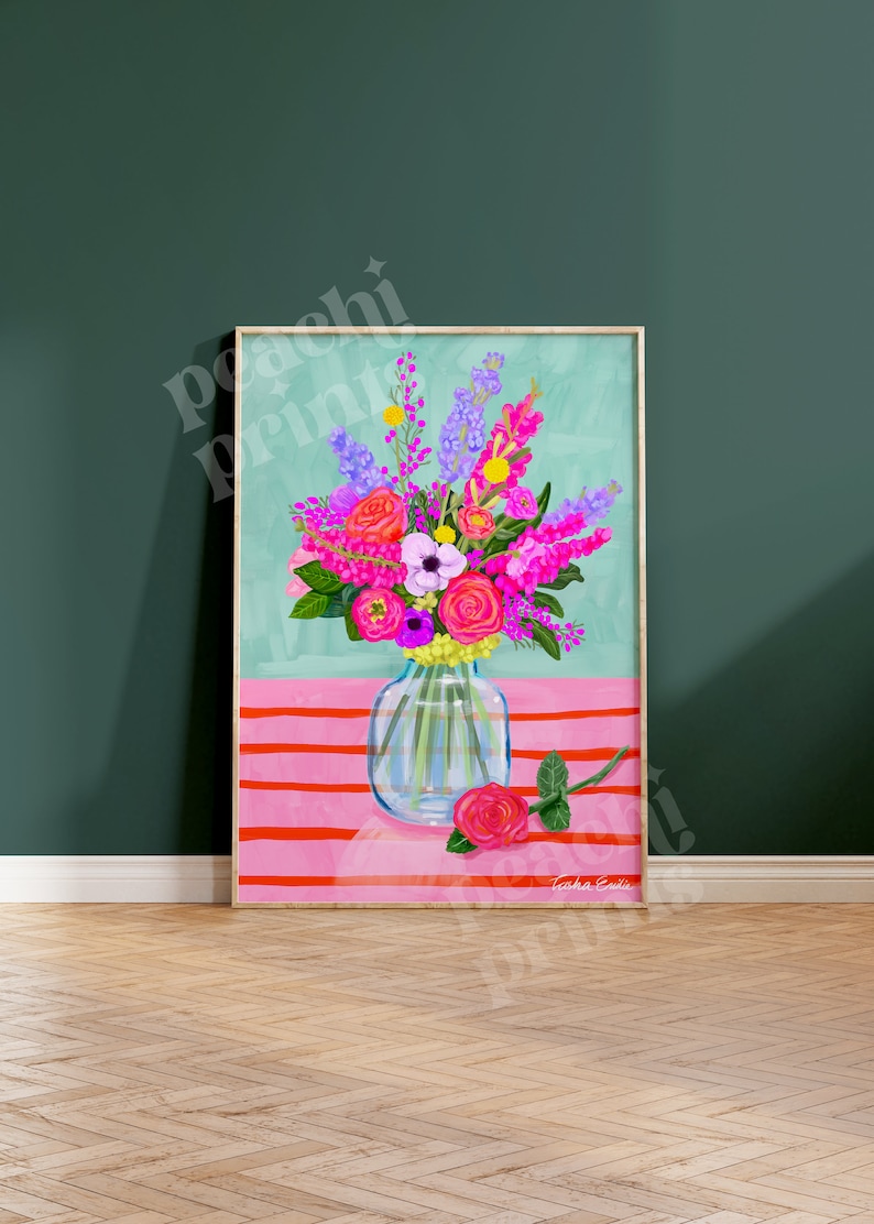 Pode incluir: Um buqu&ecirc; de flores coloridas em um vaso de vidro transparente sobre um fundo listrado rosa e vermelho. As flores incluem flores rosa, roxas, vermelhas e amarelas.