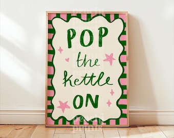 Peut inclure: Une affiche encadrée avec les mots "POP the kettle ON" en vert. L'impression a un fond crème avec des étoiles roses et une bordure rose et verte. La phrase "ART PRINT ARRIVES WITHOUT WATERMARKS" est en bas.